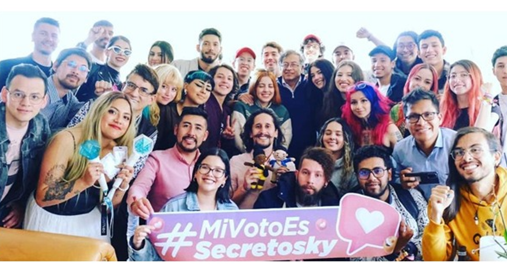 Gustavo Petro y Sebastián Guanumen junto a varios creadores de contenido.