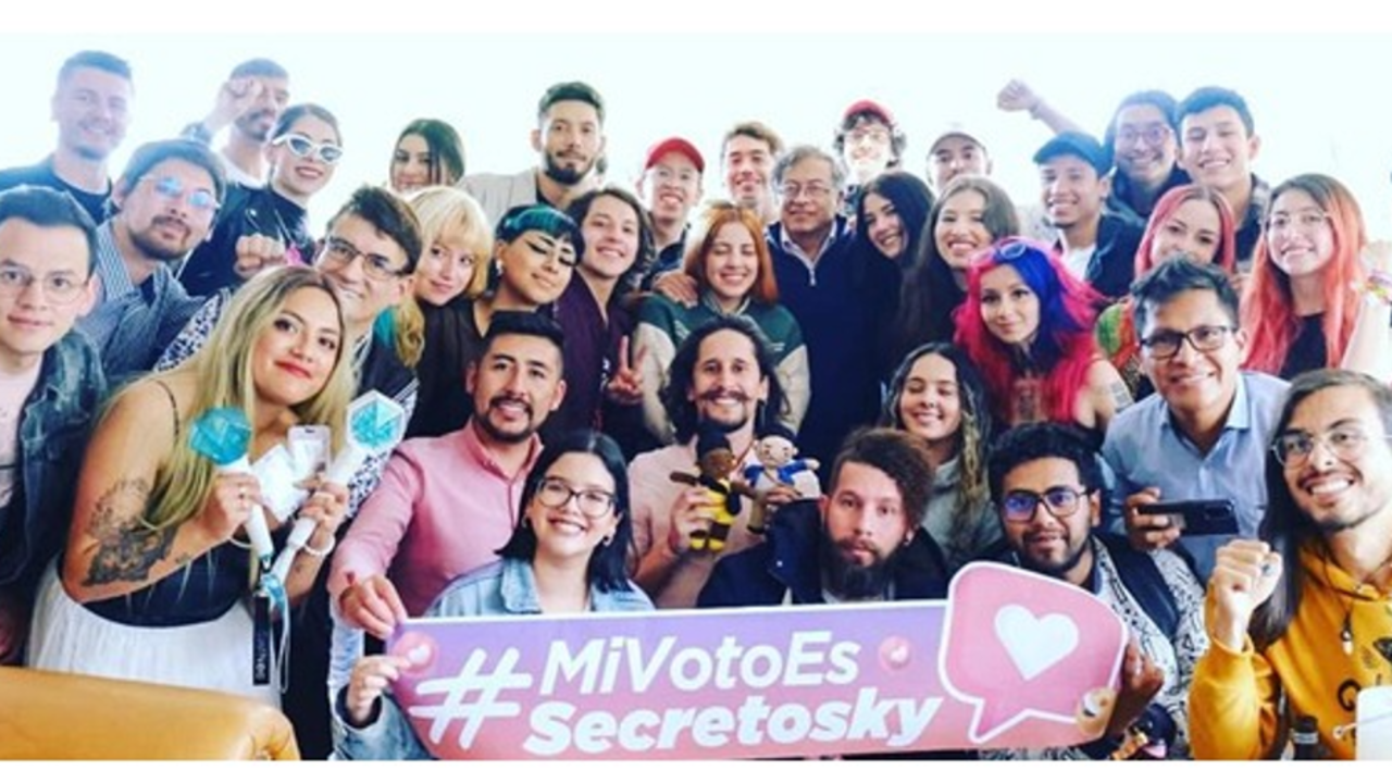 Gustavo Petro y Sebastián Guanumen junto a varios creadores de contenido. Varios de ellos tienen la instrucción de atacar a SEMANA, en represalia por haber divulgado los 'petrovideos'.