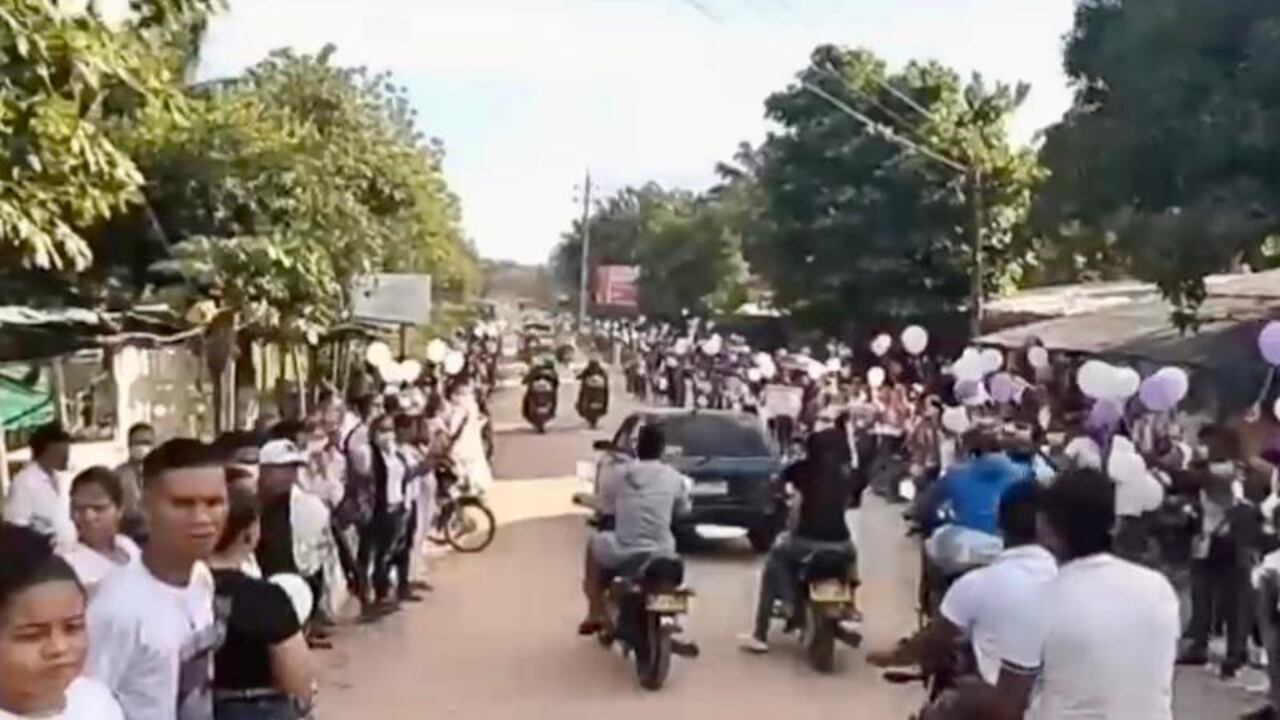 Con una caravana y honores en la plaza central del municipio fue despedida la joven asesinada en Algarrobo.