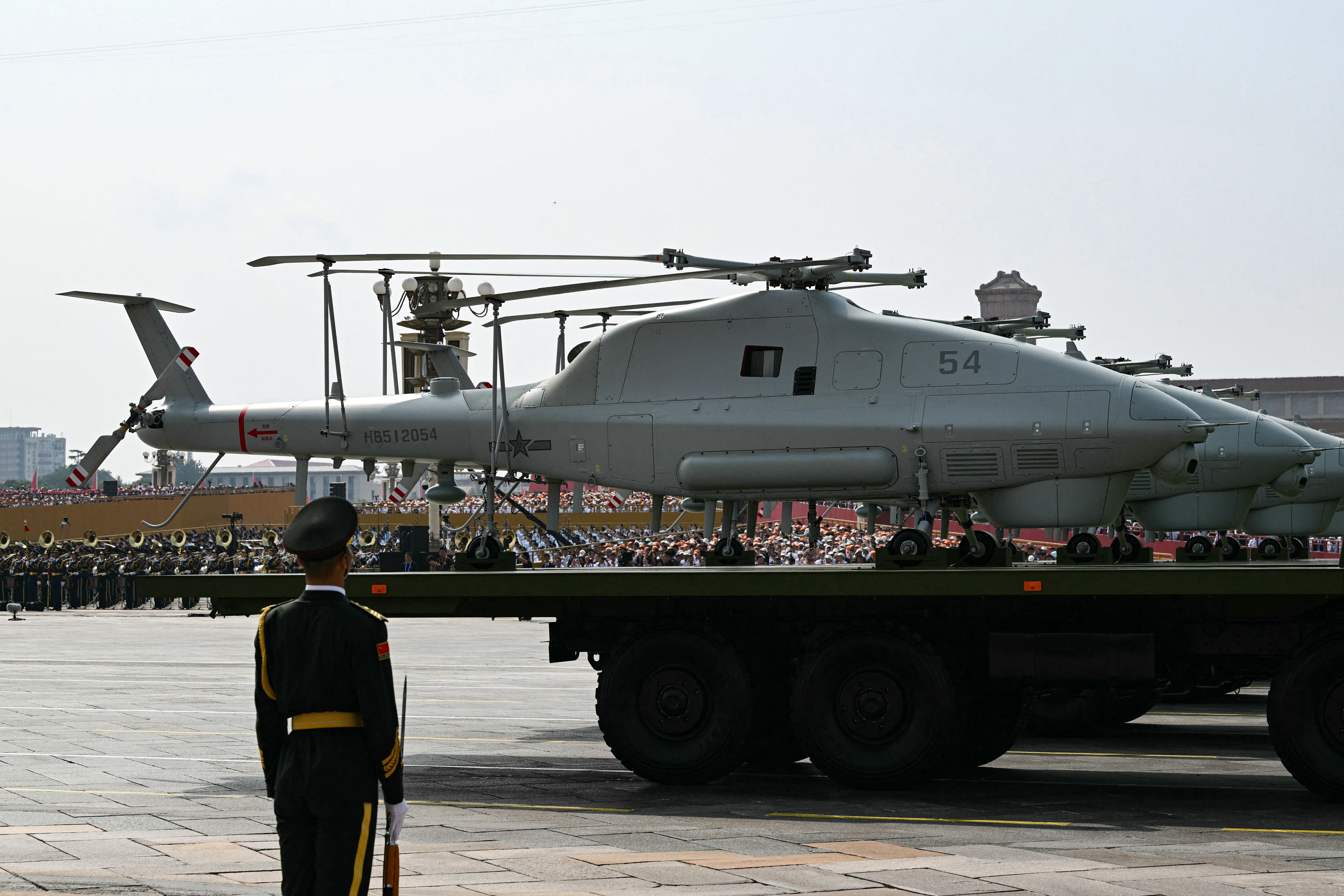 Se ve un vehículo aéreo no tripulado durante un desfile militar que marca el 80 aniversario de la victoria sobre Japón y el fin de la Segunda Guerra Mundial, en la Plaza de Tiananmen de Beijing el 3 de septiembre de 2025. (Foto de GREG BAKER / AFP)