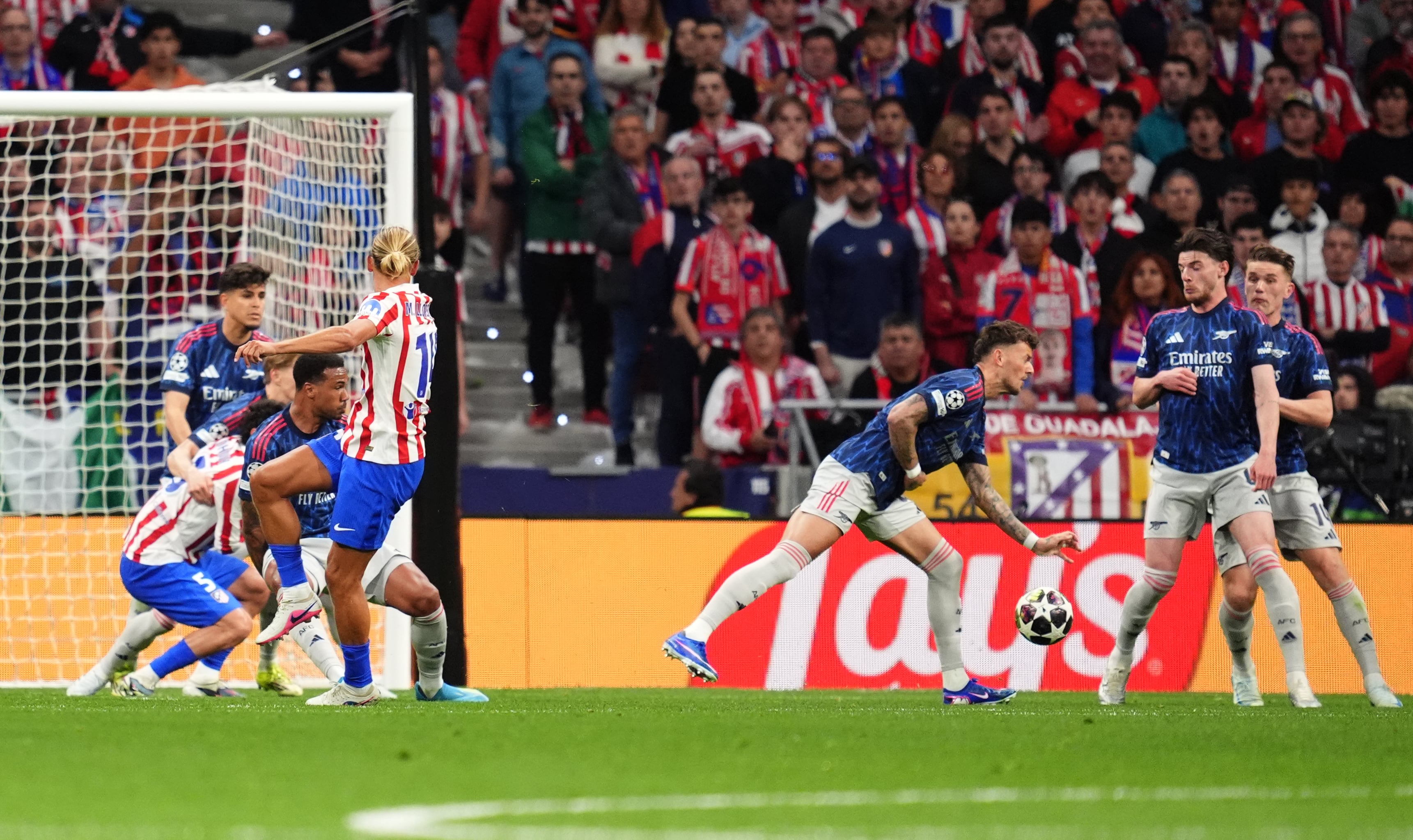 Un disparo de Marcos Llorente, del Atlético de Madrid, golpea la mano de Ben White, del Arsenal, lo que provoca un penalti durante el partido de ida de las semifinales de la UEFA Champions League en el Riyadh Air Metropolitano, Madrid.