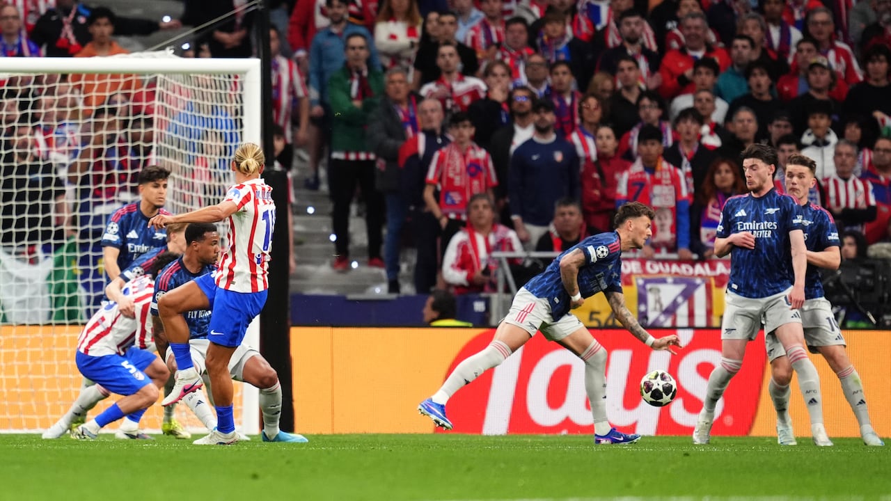 Un disparo de Marcos Llorente, del Atlético de Madrid, golpea la mano de Ben White, del Arsenal, lo que provoca un penalti durante el partido de ida de las semifinales de la UEFA Champions League en el Riyadh Air Metropolitano, Madrid.