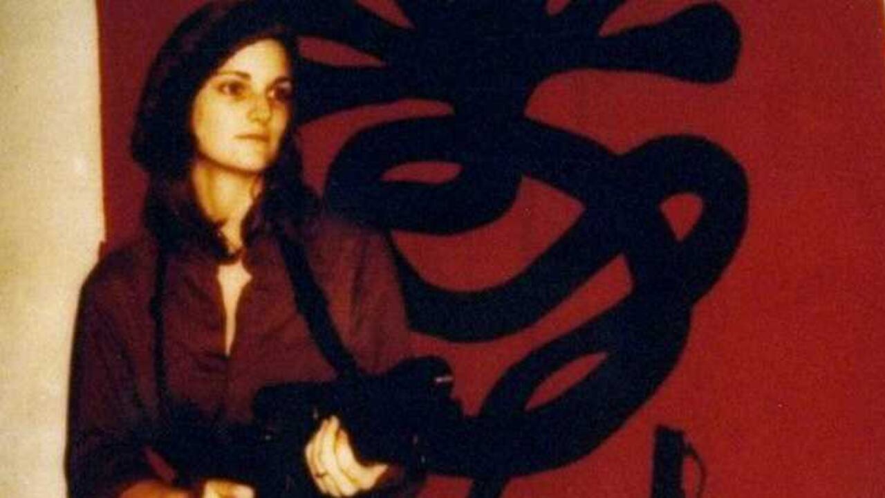 La fotografía en la que Hearts aparecía con un uniforme de combate, sosteniendo un arma frente a una bandera con la insignia del SLA, dio la vuleta al mundo.