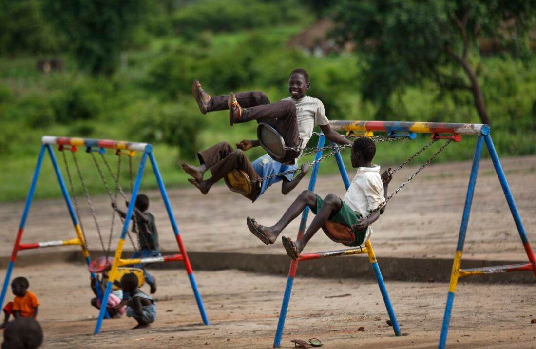 Los niños juegan en los columpios durante el recreo matutino en el patio de la guardería Ombechi, que cuenta con más de 500 alumnos y cuenta con el apoyo de UNICEF y Save the Children (Foto de AP / Ben Curtis)  