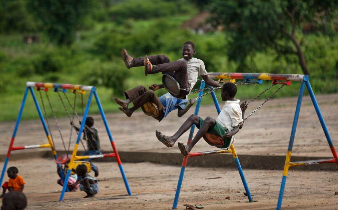 Los niños juegan en los columpios durante el recreo matutino en el patio de la guardería Ombechi, que cuenta con más de 500 alumnos y cuenta con el apoyo de UNICEF y Save the Children (Foto de AP / Ben Curtis)  