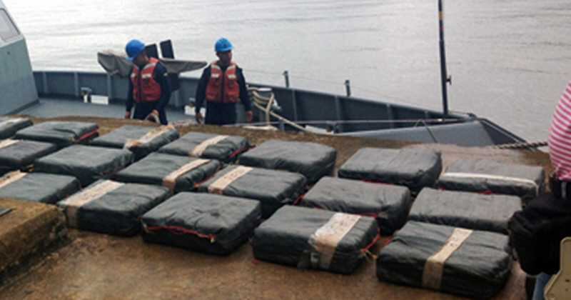 Según la investigación, la red de los hermanos capturados enviaba el alcaloide en lanchas rápidas. 