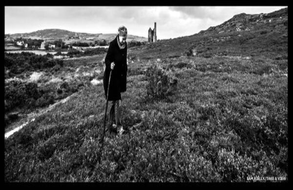 En la categoría ‘Fotógrafo joven del año’, el ganador fue Sam Rielly de 17 años. En la foto, su madre caminando por Anglesey. 