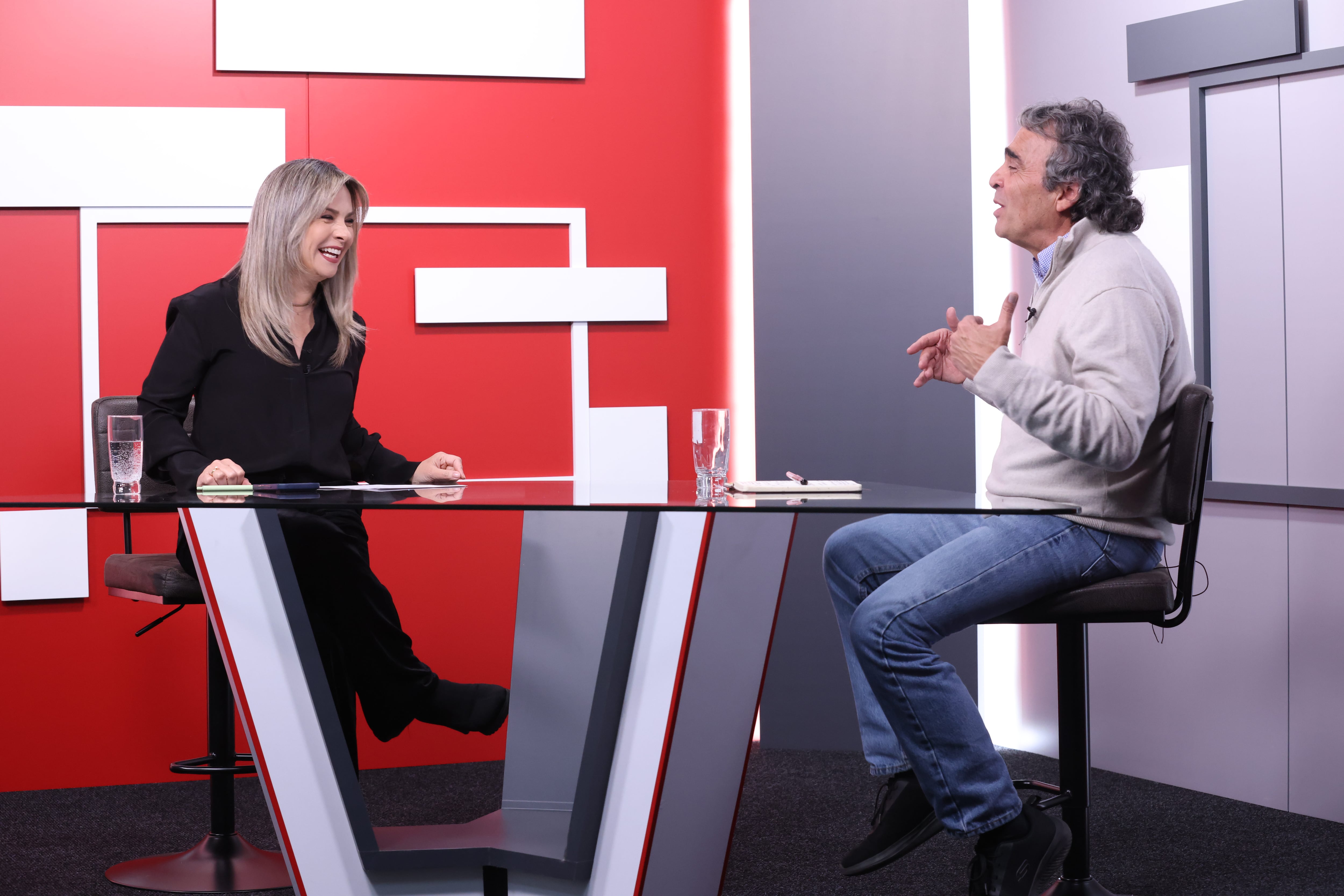 Vicky Davila entrevistará en vivo a Sergio Fajardo
Domingo 3 mayo 2026