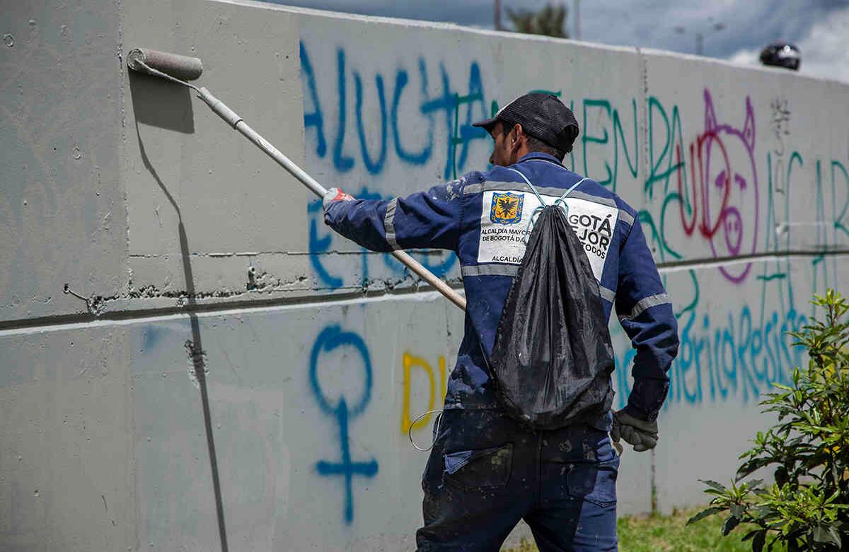 Desde tempranas horas del viernes, trabajadores del distrito se ocuparon de pintar las paredes intervenidas. Foto:  Bani Gabriel Ortega
