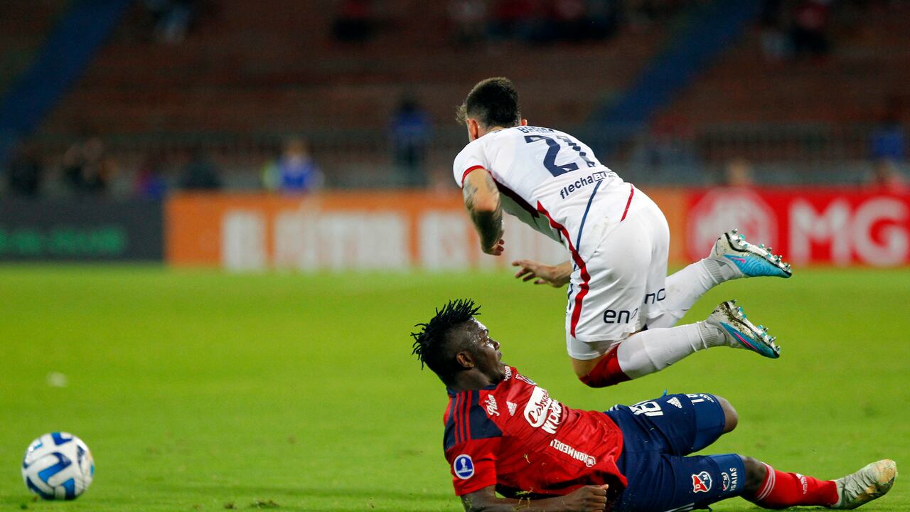 Edwuin Cetré salió expulsado a los 26 minutos