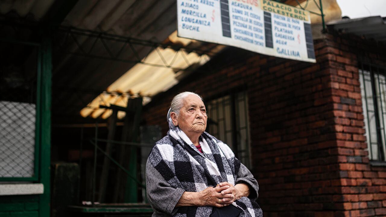 De sus 85 años de edad, María Ontilia Torres lleva 58 vendiendo fritanga en el Palacio del Colesterol. Ella solo clama que la pandemia se acabe y le permita hacer lo que más le gusta: alimentar a los hinchas del fútbol.