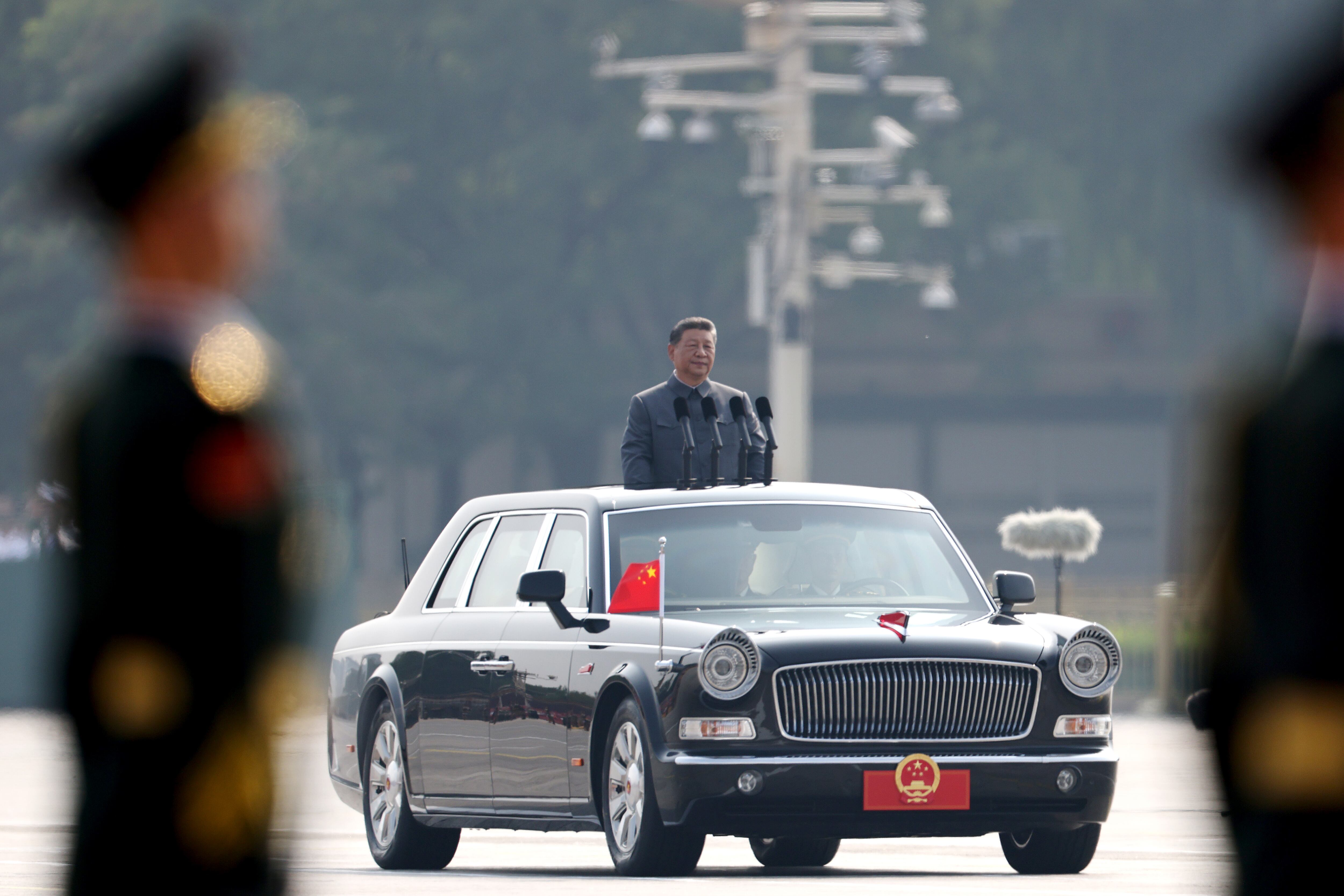 El presidente chino Xi Jinping asiste al desfile militar que conmemora el 80.º aniversario de la victoria sobre Japón y el fin de la Segunda Guerra Mundial, en la plaza de Tiananmen, el 3 de septiembre de 2025, en Pekín, China.