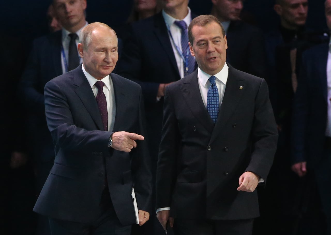 El presidente ruso Vladimir Putin (izq.) y el primer ministro Dmitry Medvedev (der.) ingresan al salón durante el XIX Congreso del Partido Rusia Unida el 23 de noviembre de 2019 en Moscú, Rusia. El presidente Vladimir Putin visitó el congreso del principal partido parlamentario respaldado por el Kremlin y creado en 2001.