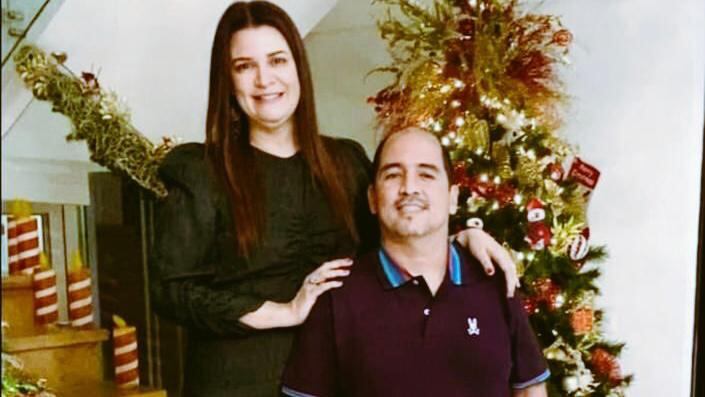 A la izquierda la concejal Ingrid Gómez, a la derecha, su esposo Leonardo Restrepo, asesinado en Santa Marta.