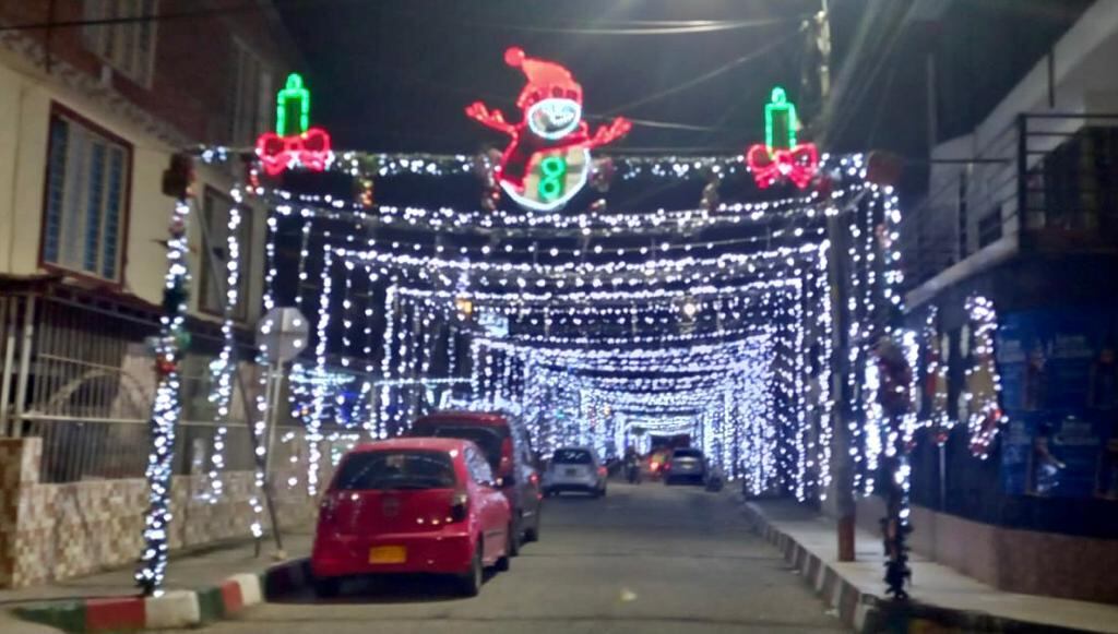 La cuadra de la Nueva Floresta ganó a mejor decoración. Sus vecinos dijeron que tardaron seis meses recolectando fondos para ponerla bonita.