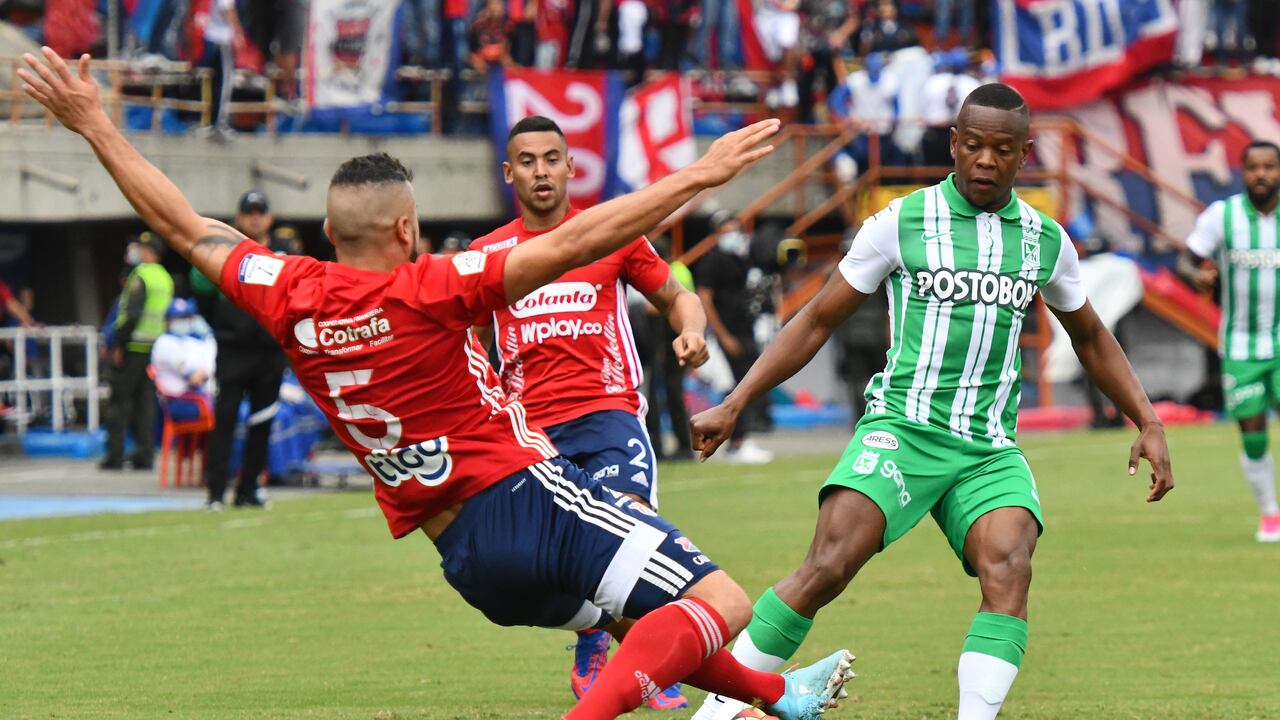 MEDELLIN - COLOMBIA, 30-04-2022: Andres Cadavid del Medellín disputa el balón con Yerson Candelo de Nacional durante partido entre Deportivo Independiente Medellín y Atlético Nacional por la fecha 18 como parte de la Liga BetPlay DIMAYOR I 2022 jugado en el estadio Atanasio Girardot de la ciudad de Medellín. / Andres Cadavid of Medellin vies for the ball with Yerson Candelo of Nacional during atch for the date 18 between Deportivo Independiente Medellin and Atletico Nacional as a part BetPlay DIMAYOR League I 2022 played at Atanasio Girardot stadium in Medellin city. Photo: VizzorImage / Luis Benavides / Cont