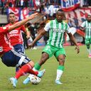 Andres Cadavid del Medellín disputa el balón con Yerson Candelo de Nacional durante partido entre Deportivo Independiente Medellín y Atlético Nacional por la fecha 18 como parte de la Liga BetPlay 2022