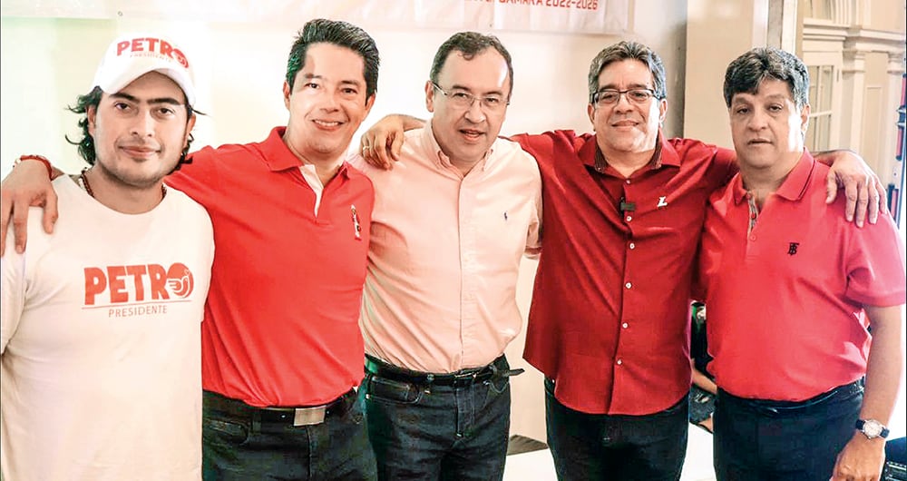  De izquierda a derecha, Nicolás Petro, hijo de Gustavo Petro; Pedro Flórez, senador del Pacto Histórico; y Alfonso Prada, ministro del Interior, junto a Dolcey y Camilo Torres, miembros del clan Torres Villaba, durante la campaña presidencial. Foto: Dolcey Torres.