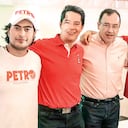 De izquierda a derecha, Nicolás Petro, hijo de Gustavo Petro; Pedro Flórez, senador del Pacto Histórico; y Alfonso Prada, ministro del Interior, junto a Dolcey y Camilo Torres, miembros del clan Torres Villaba, durante la campaña presidencial. Foto: Dolcey Torres.