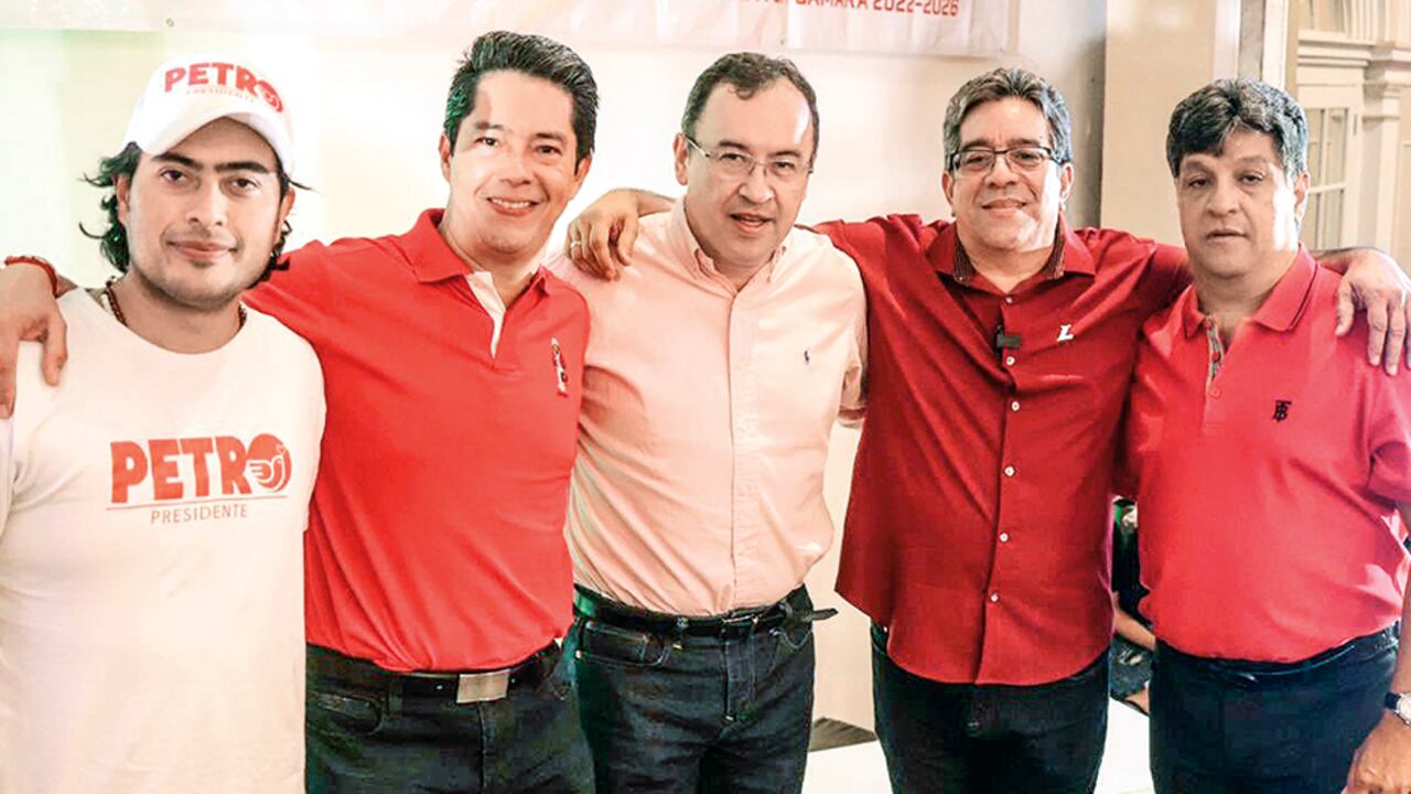 De izquierda a derecha, Nicolás Petro, hijo de Gustavo Petro; Pedro Flórez, senador del Pacto Histórico; y Alfonso Prada, ministro del Interior, junto a Dolcey y Camilo Torres, miembros del clan Torres Villaba, durante la campaña presidencial. Foto: Dolcey Torres.