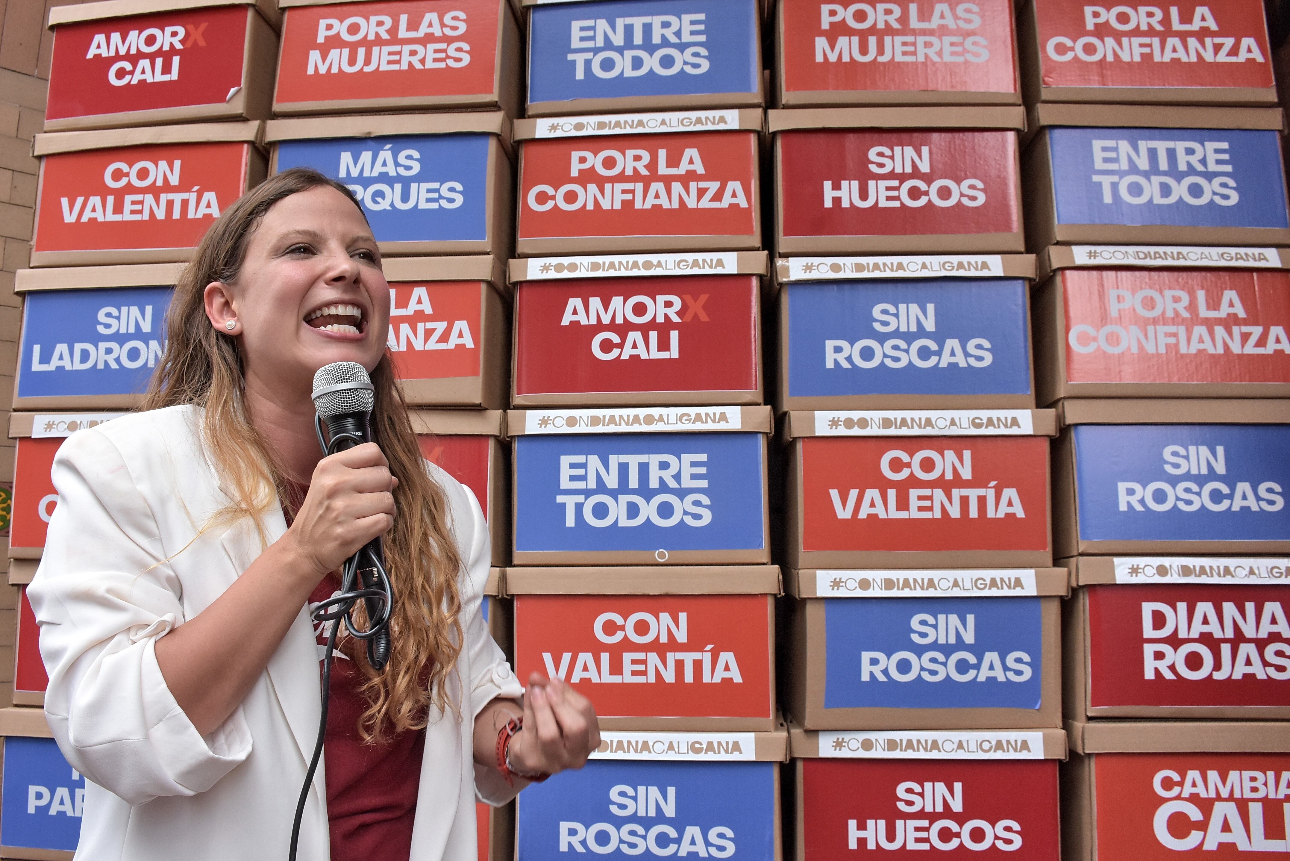En la Registraduría de los cámbulos Junto a cientos de seguidores, Diana Rojas Inscribió su candidatura a la Alcaldía de Cali.