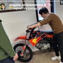 El concejal, Angelo Schiavenatto, conocido por sus excentricidades, metió una moto en el tercer piso del edificio con la que recorrió, junto al concejal 'Fuchi' Forero, las instalaciones. Foto: Instagram: @angelo.schiavenatto