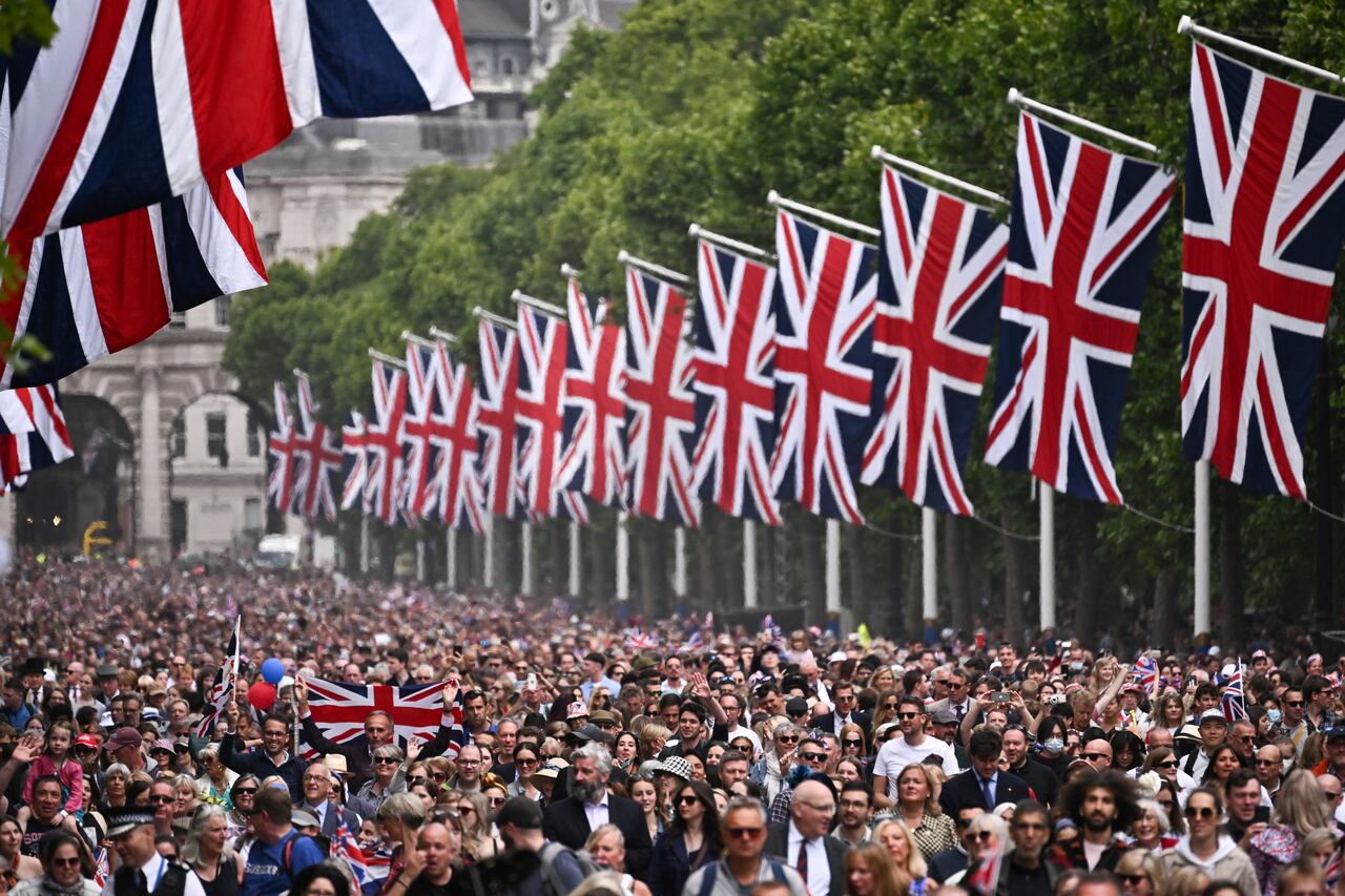 Cientos de personas asistieron a la celebración del reinado de Isabel ll 70 años (Photo by Ben Stansall / AFP)