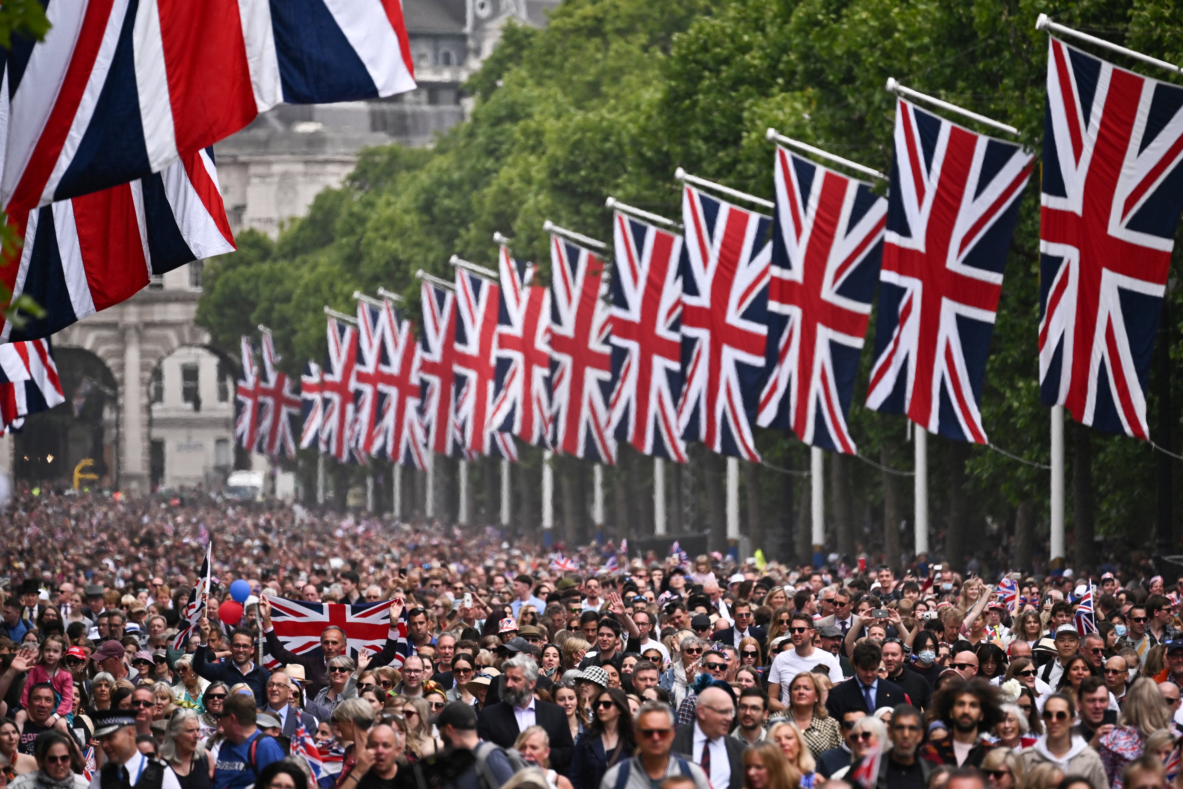 Cientos de personas asistieron a la celebración del reinado de Isabel ll 70 años (Photo by Ben Stansall / AFP)