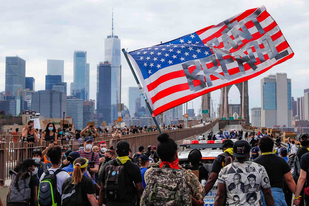 Manifestantes marchan en el Puente de Brooklyn después de un mitin en el Cadman Plaza Park, el 4 de junio, en Nueva York. La muerte del afrodescendiente George Floyd, a manos de un policía blanco, desató un sinnúmero de protestas en todo Estados Unidos. Foto: John Minchillo/ AP