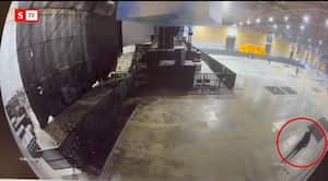 Estos son los videos de seguridad de Corferias que muestran a Carlos David Ruiz, el joven que murió en un tanque de agua.