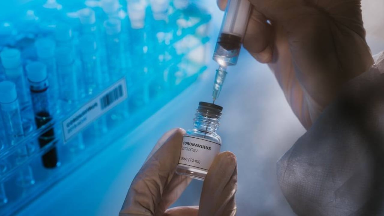 Las vacunas para combatir enfermedades infecciosas suelen tardar años en desarrollarse, probarse y administrarse. E, incluso así, su éxito no está garantizado.