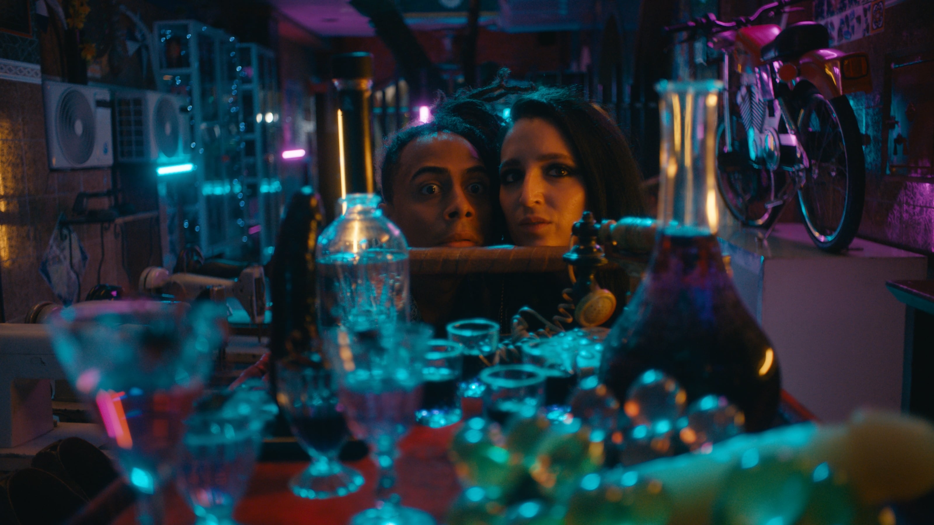 'Llueve sobre Babel', de Gala del Sol es un retrato poético y punk de un bar mítico donde se entrelazan historias de amor, traición y redención en una atmósfera nocturna cargada de simbolismo.