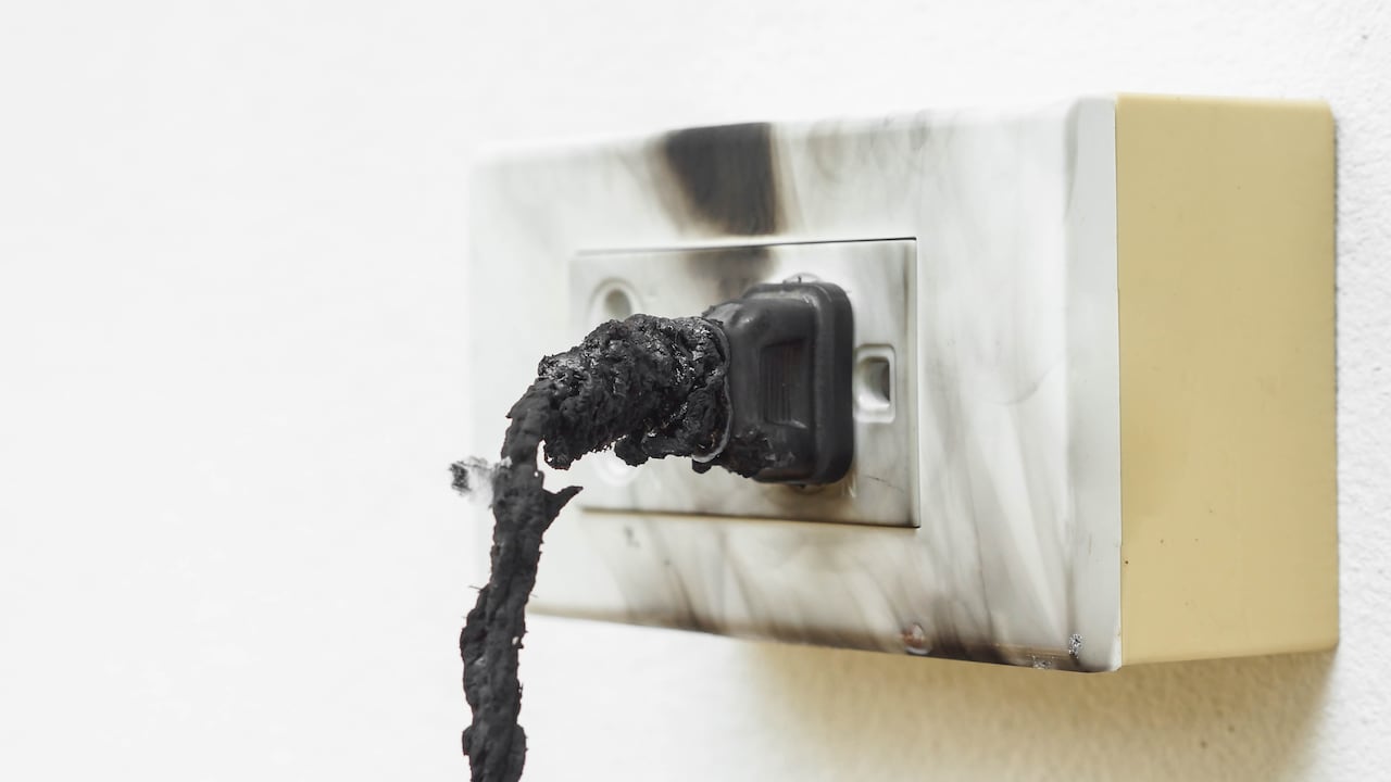 Dejar algunos electrodomésticos conectados puede causar graves accidentes.