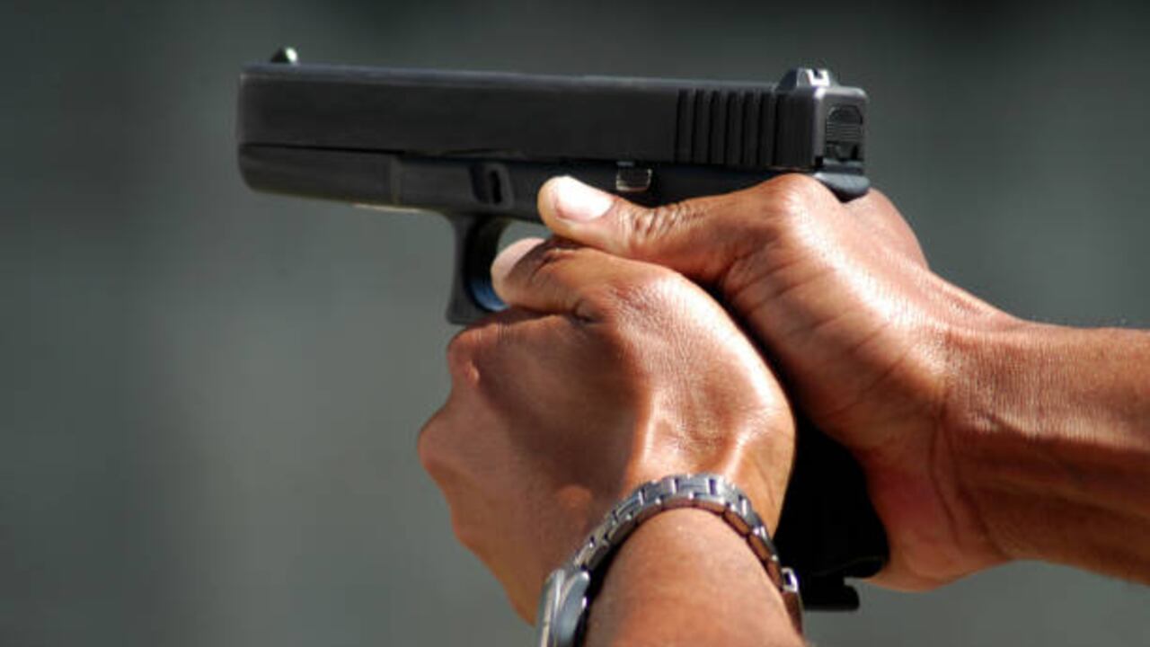 El delincuente intimidó a la víctima con un arma de fuego.