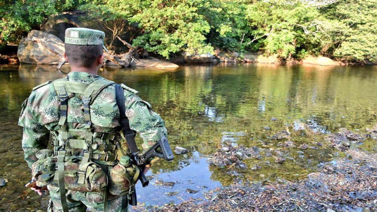 Un soldado vigila un tramo del río Guatapurí, cerca a Valledupar.