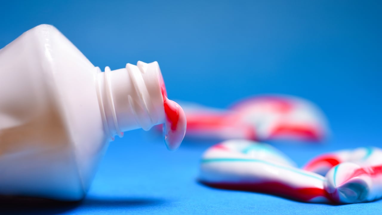 La crema dental es utilizada para eliminar manchas de algunos objetos.