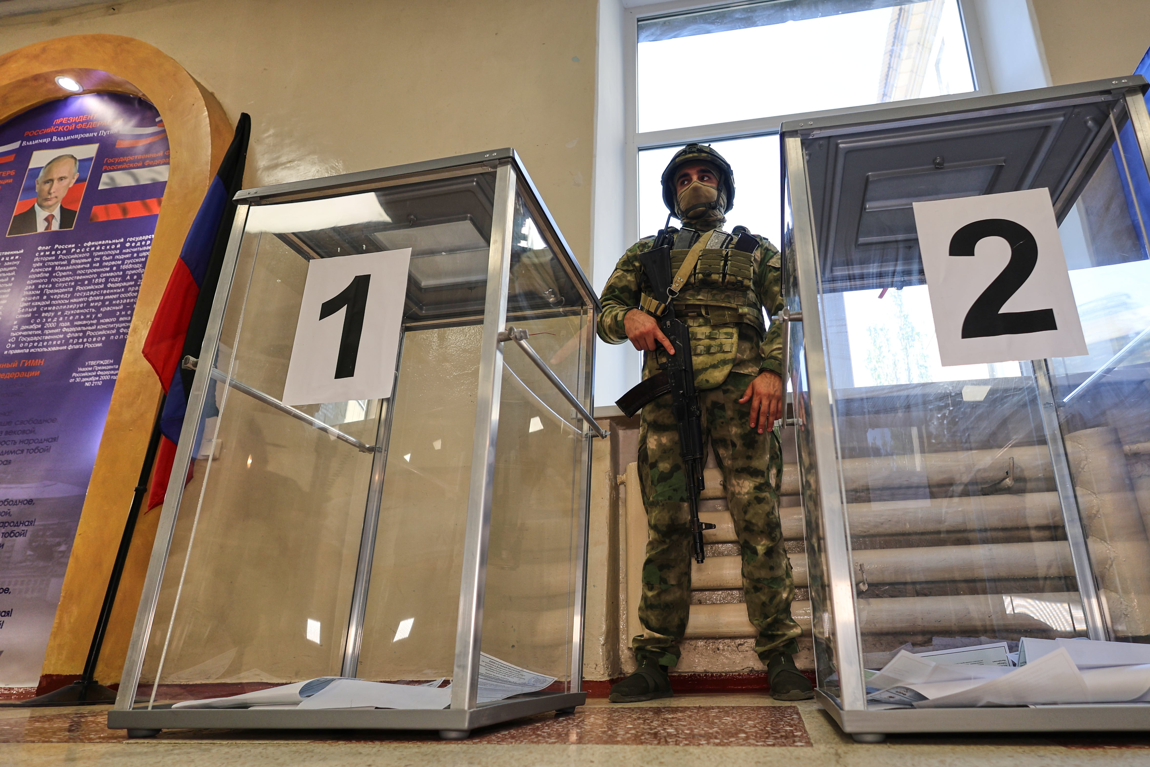 Dos urnas, en un centro de votación durante las elecciones parlamentarias en la zona controlada por Rusia de la provincia ucraniana de Donetsk.