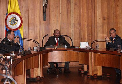 El procurador general Alejandro Ordóñez, el presidente de la Corte, Francisco Javier Ricaurte, y el fiscal general Mario Iguarán reunidos en la Corte Suprema de Justicia por las 'chuzadas' del DAS.
