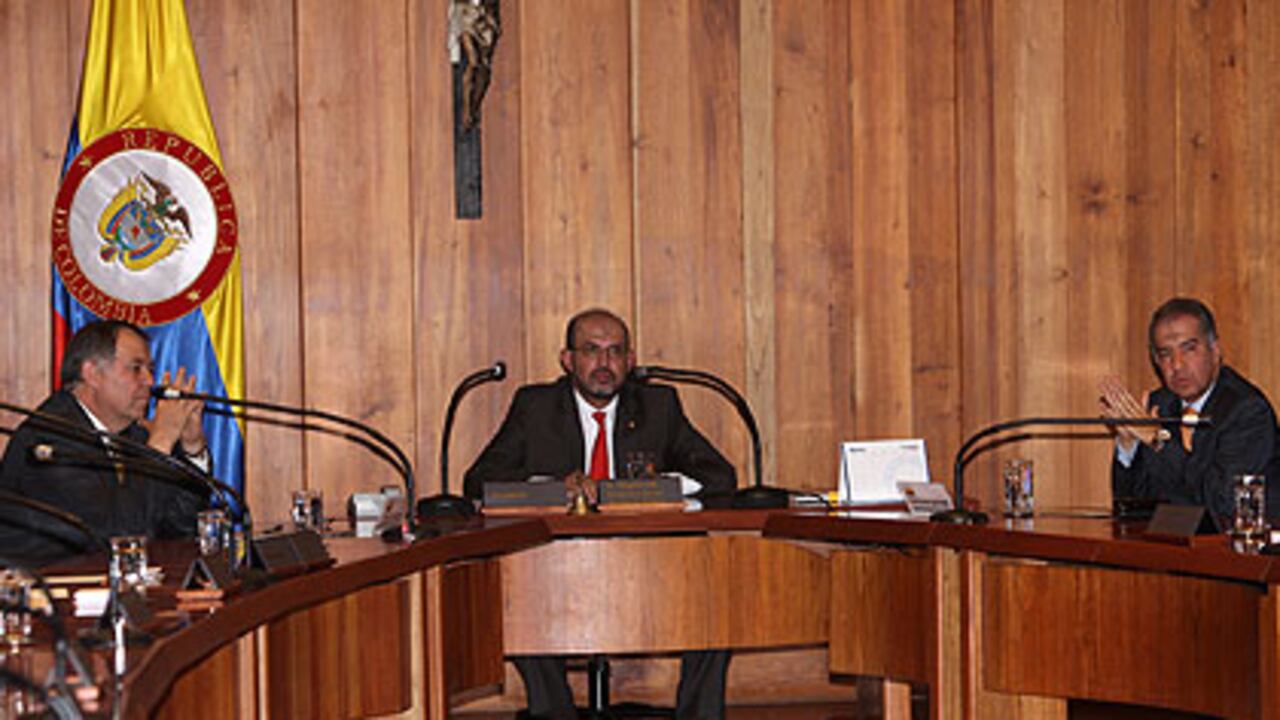 El procurador general Alejandro Ordóñez, el presidente de la Corte, Francisco Javier Ricaurte y el fiscal general Mario Iguarán reunidos en la Corte Suprema de Justicia por las 'chuzadas' del DAS.