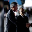 El Secretario de Estado de EE.UU., Antony Blinken, es recibido por el Viceministro de Información y Diplomacia Pública de Indonesia, el Embajador Teuku Faizasyah, en el centro, y el Embajador de EE.UU. en Indonesia, Sung Y Kim, a su llegada al Aeropuerto Internacional Tempat Penimbunan Sementara, el jueves 7 de julio de 2022, en Bali, Indonesia, mientras Blinken llega a la Cumbre de Ministros de Asuntos Exteriores del G-20. Foto: AP/Stefani Reynolds.