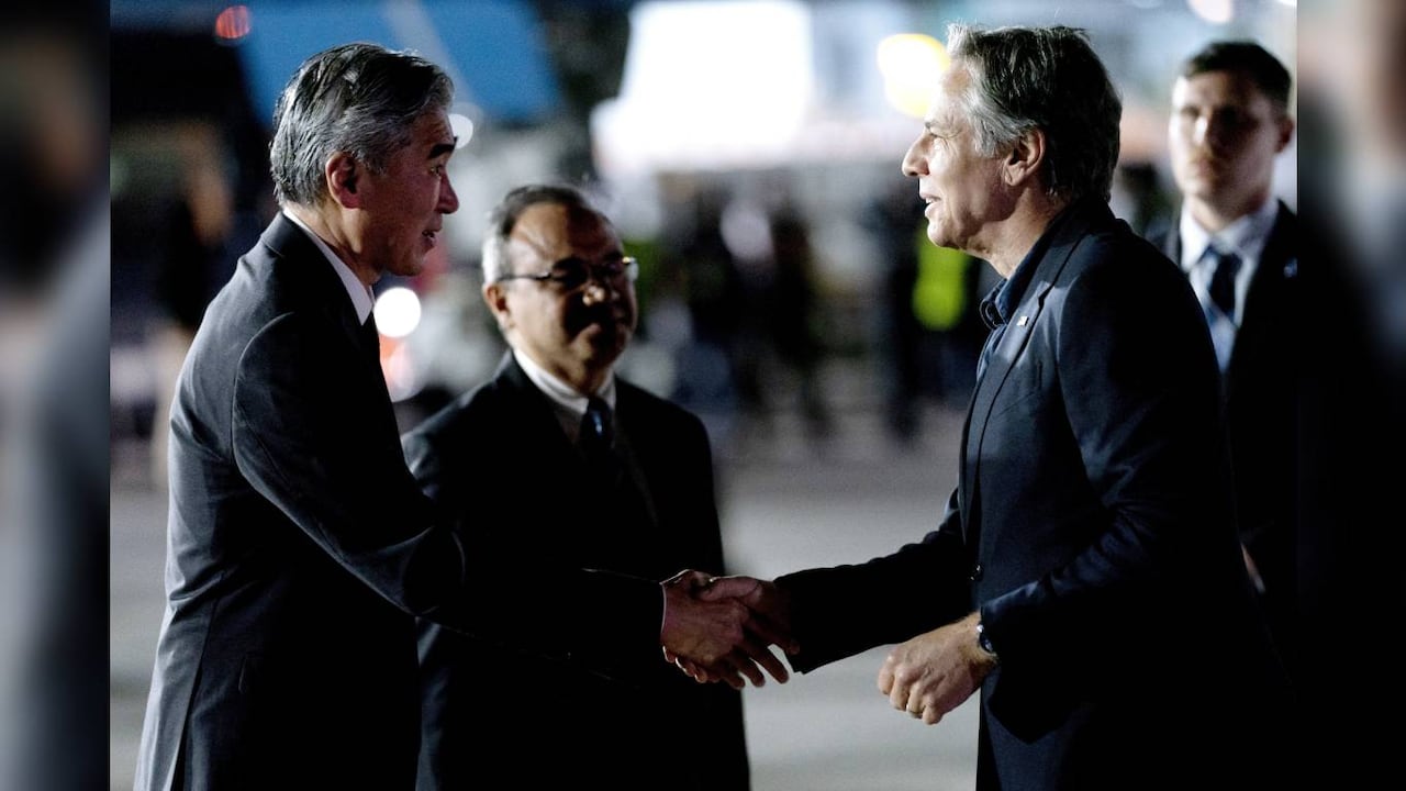 El Secretario de Estado de EE.UU., Antony Blinken, es recibido por el Viceministro de Información y Diplomacia Pública de Indonesia, el Embajador Teuku Faizasyah, en el centro, y el Embajador de EE.UU. en Indonesia, Sung Y Kim, a su llegada al Aeropuerto Internacional Tempat Penimbunan Sementara.