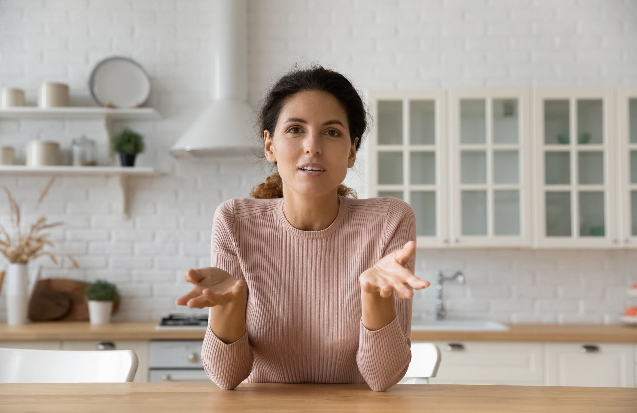 Persona sola hablando