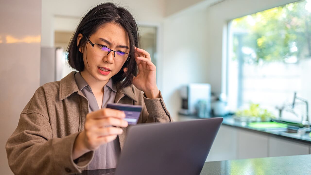Los sitios fraudulentos suelen crear una sensación de urgencia para incitar compras rápidas.