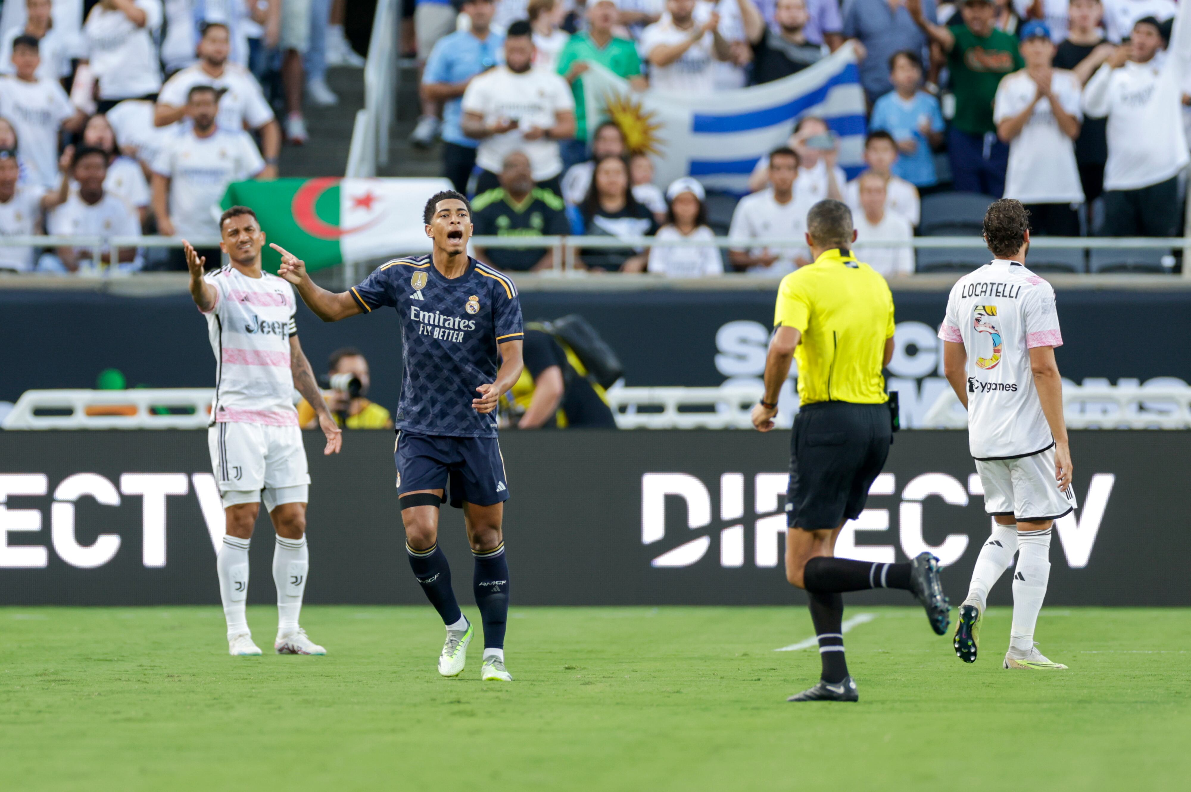 El centrocampista del Real Madrid Jude Bellingham (5) busca una llamada de un árbitro durante el partido entre la Juventus y el Real Madrid el 2 de agosto de 2023 en el Camping World Stadium en Orlando, Fl. (Foto de David Rosenblum/Icon Sportswire via Getty Images)