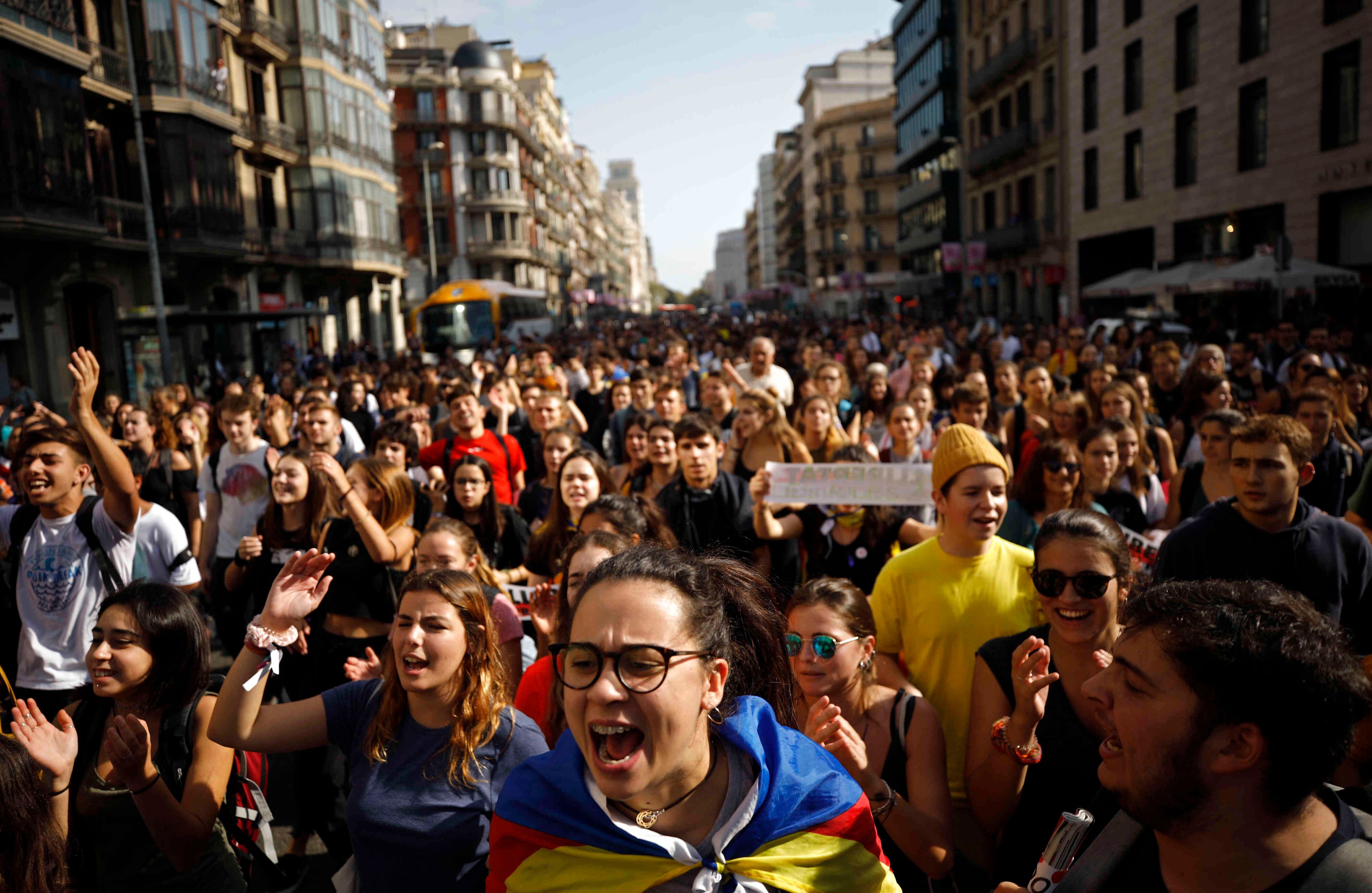 La mayoría de protestas fueron pacíficas y masivas. Estaban compuestas por estudiantes, pensionados, catalanes y turistas, en general por cualquiera que se sintiera apelado por el movimiento proindependentista de Cataluña. Foto: AP.