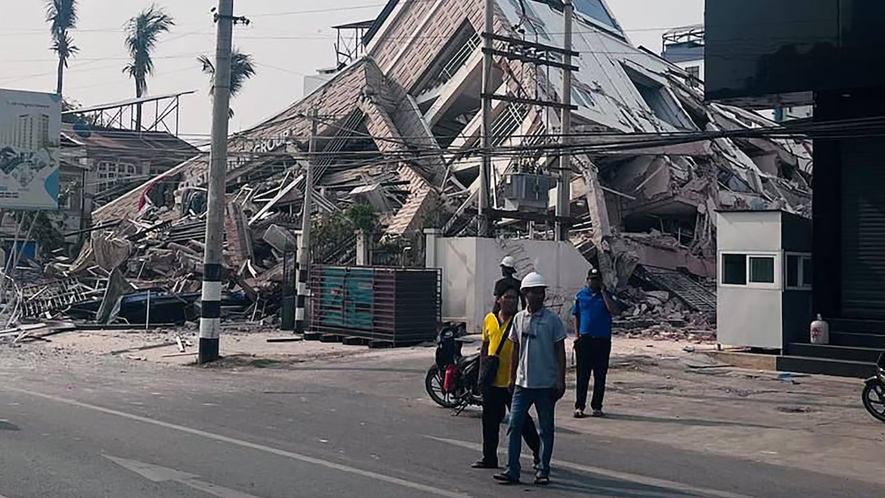 Un edificio colapsado en Mandalay, tras el terremoto ocurrido en Myanmar, Birmania.