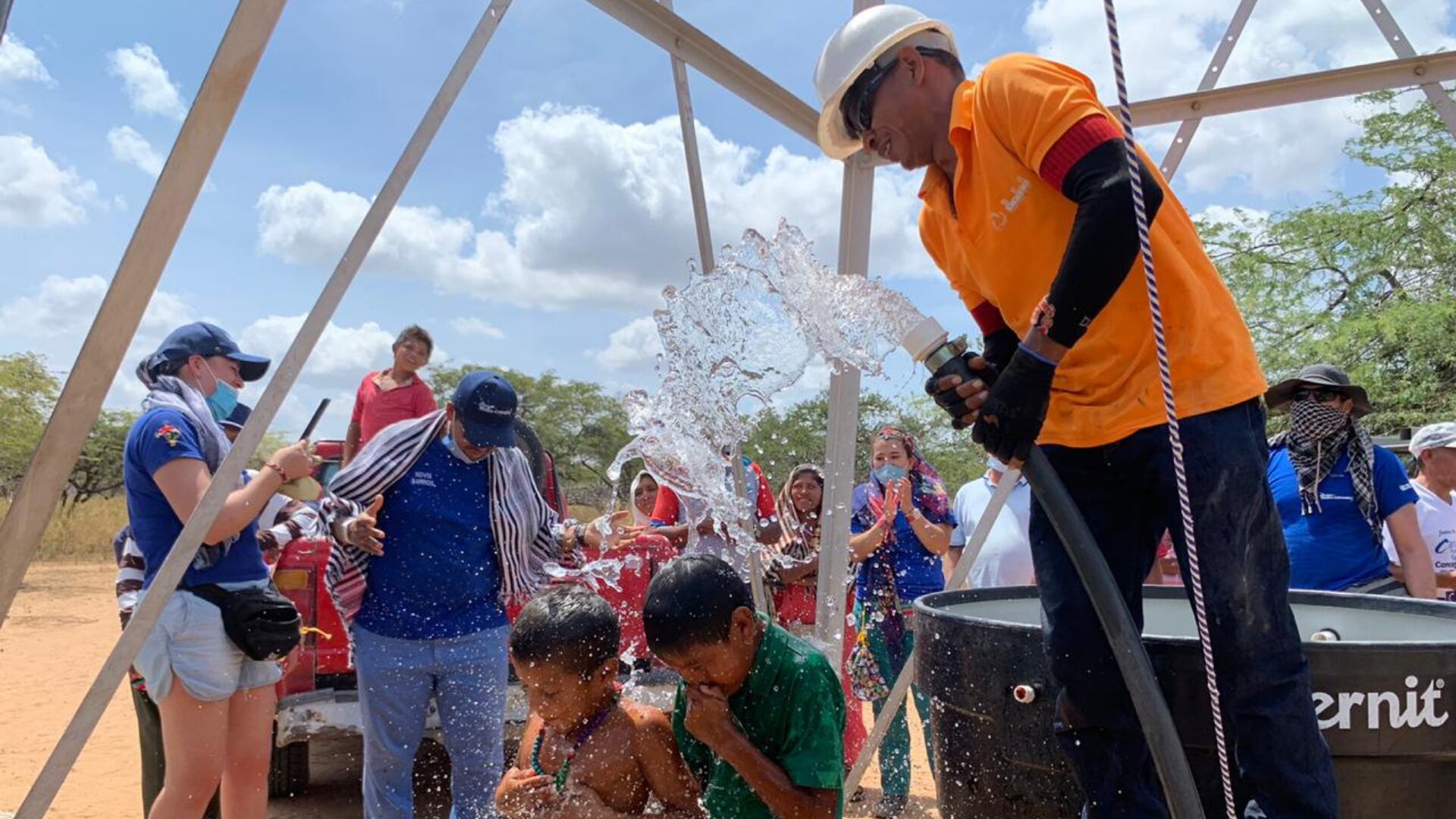 La fundación ha logrado entregar más de 400 filtros de agua en lugares donde el acceso al líquido vital es un problema.