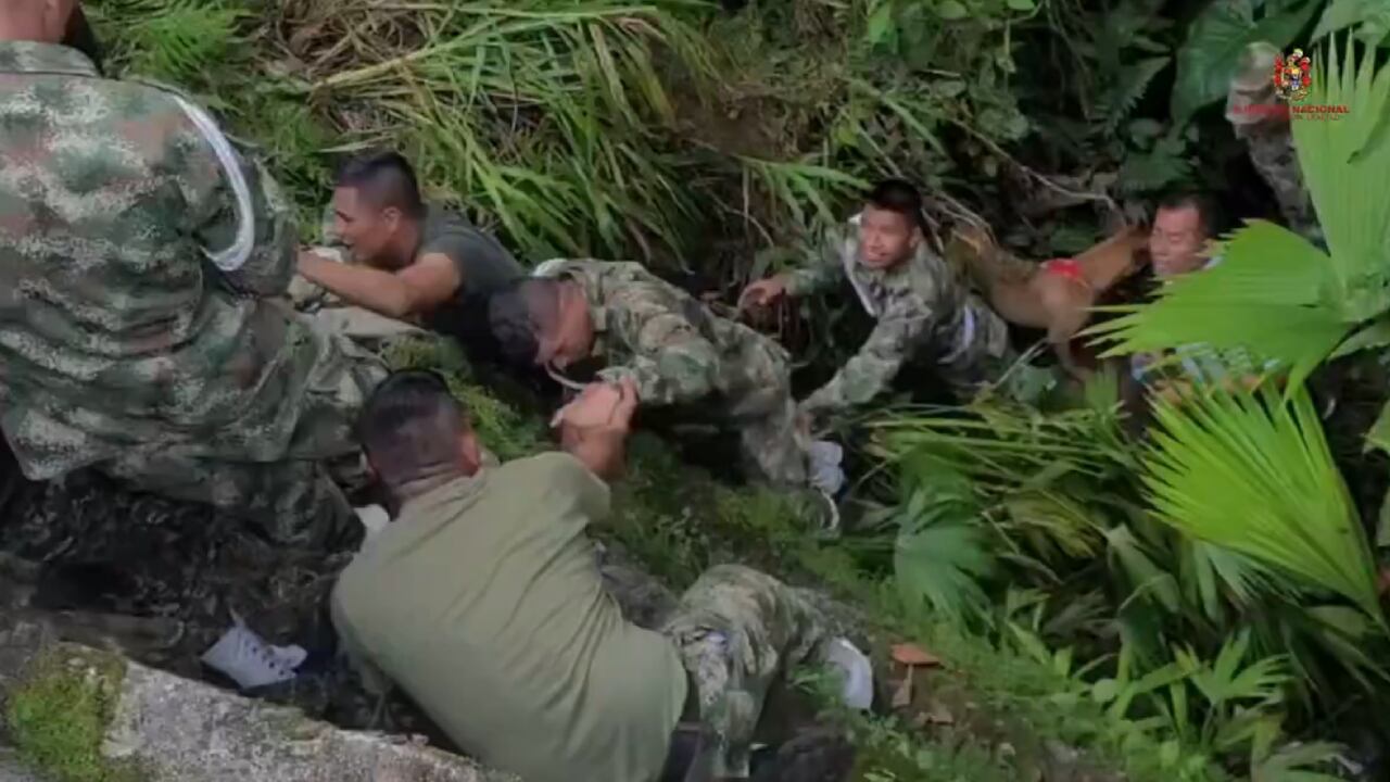 Soldados improvisaron una soga con sus uniformes para salvar a ciclista que cayó por un abismo: “Siempre hay ángeles que protegen”