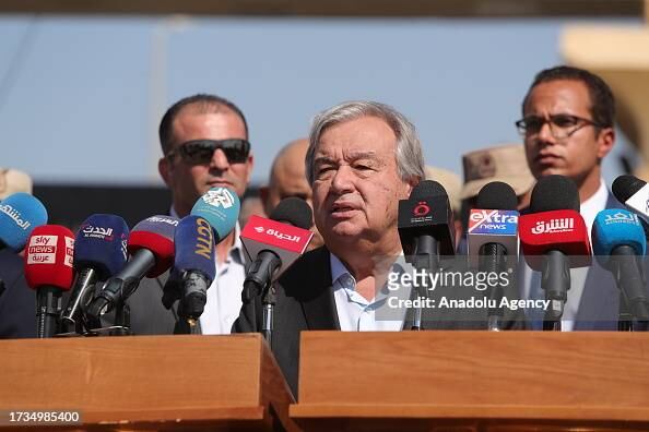 El Secretario General de las Naciones Unidas (ONU), Antonio Guterres, celebra una conferencia de prensa en el cruce fronterizo de Rafah el 20 de octubre de 2023, en Rafah, Egipto. (Foto de Stringer/Anadolu vía Getty Images)