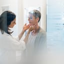 La tiroides es una glándula que está ubicada en el cuello, arriba de la clavícula, la cual produce hormonas.